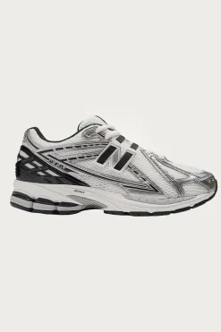 Footwear<New Balance 1906R - Silver Metallic/Black/Sea Salt